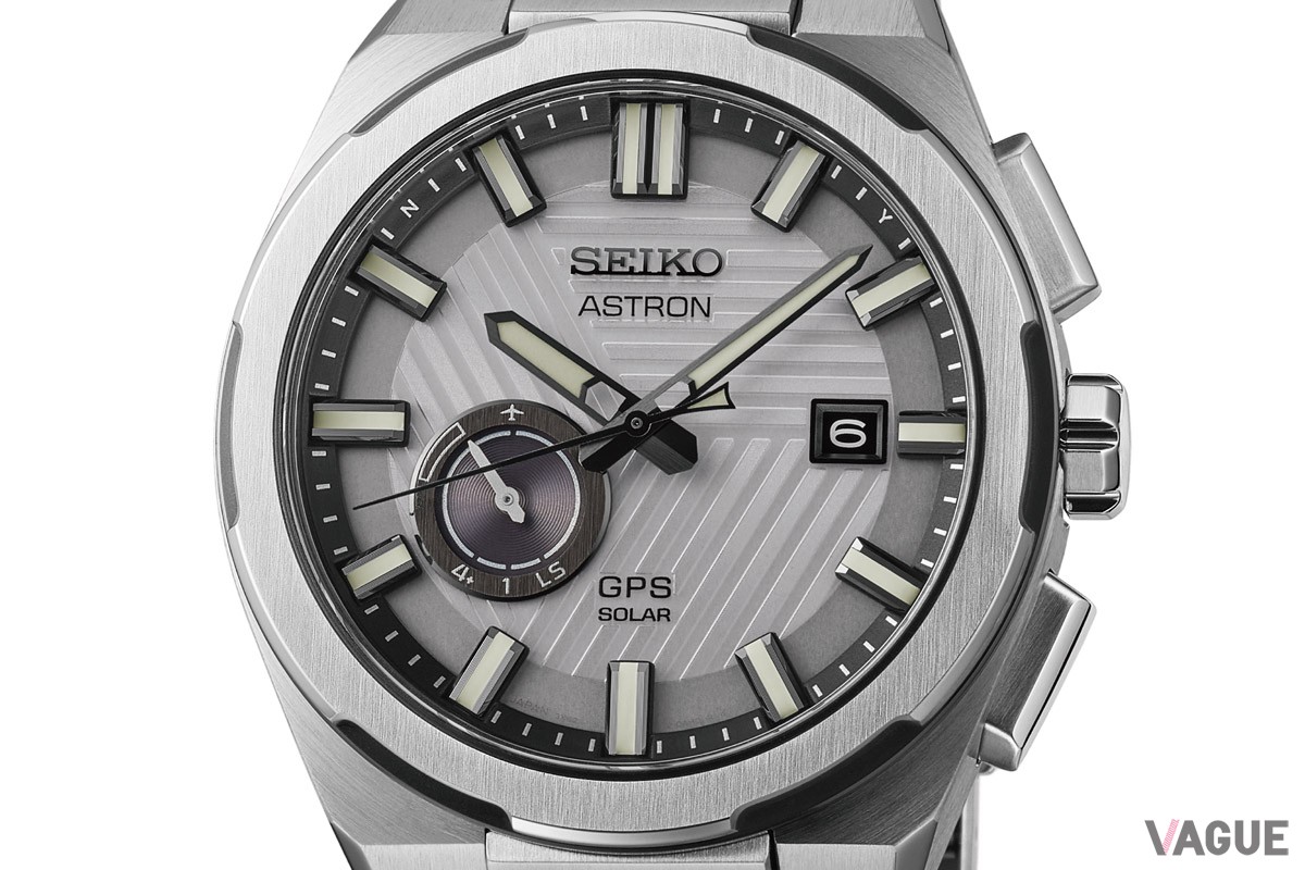 3方向に伸びる縞模様の新規型打ちを採用したダイヤルは、上下左右を持たずに広がる無重力空間からインスピレーションを得ている