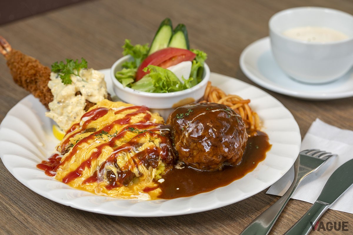 いずれのメニューにもスープがつく。元祖！ちとかライスとハンバーグはサラダも別皿で