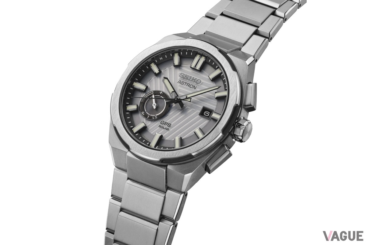 異なる金属を組み合わせた二層構造のベゼルも特徴のひとつで、下層部の金属が上層部の６か所の切り欠きから見える先進的なデザイン