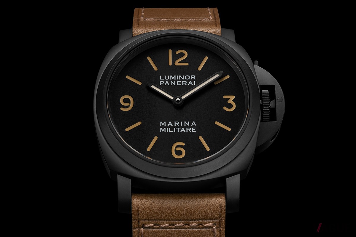 希少性の高い93年代モデルのディテールを精巧に再現。6時位置に燦然と輝く“MARINA MILITARE”の文字が、長年にわたるイタリア海軍との歴史的な結びつきを強調