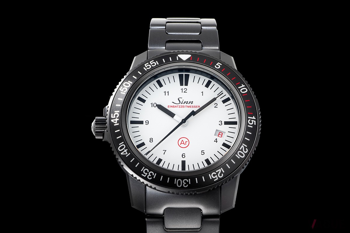 人気の「EZM 3」の機能と堅牢性はそのままに、ケースにブラックPVDを施し、ダイヤルの白黒を反転。ブラックの針とインデックスには暗闇で光る夜光塗料を使用する