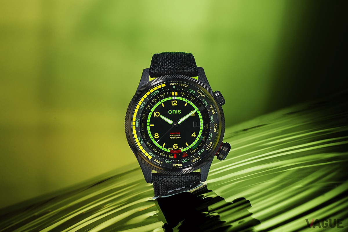 ブラックダイヤルに近未来感を感じさせるイエローとグリーン、レッドを配色。ダイナミックな配色はさすがバンフォード！