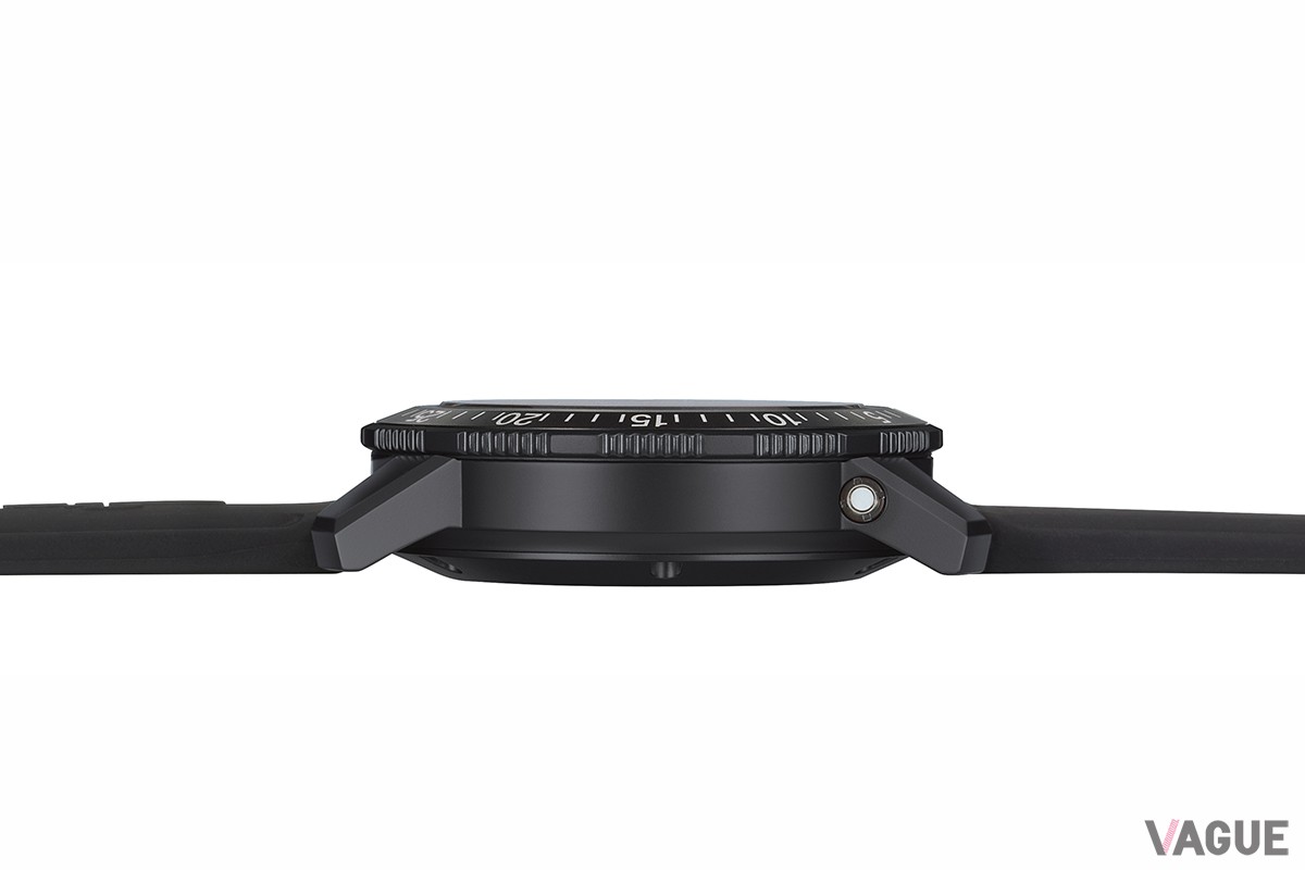 ケース厚はこのサイズの機械式時計としては薄型スリムな12.3mm。左側面に配置したりゅうずは銃器類を扱う際に干渉しないようにとの配慮による