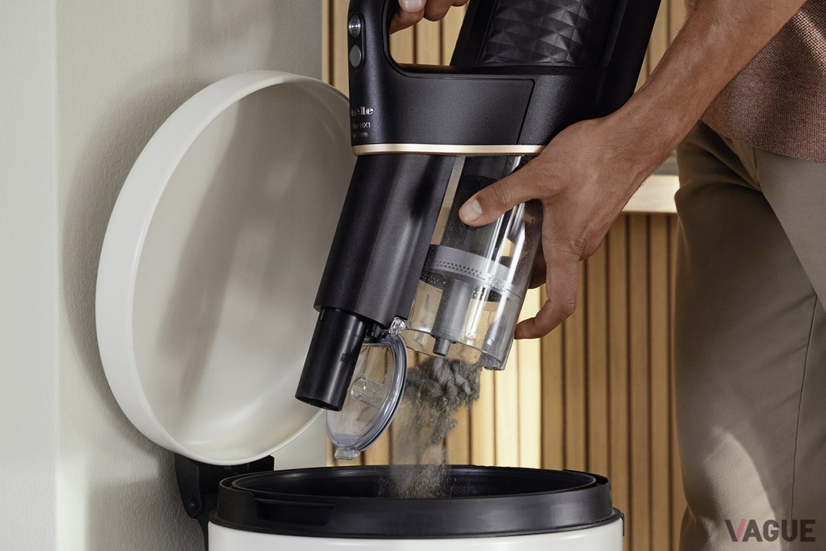 ダストコンテナに集めたゴミの取り出しもボタン操作でラクラク。掃除の後のお手入れまでストレスなく行えるのもうれしいポイント