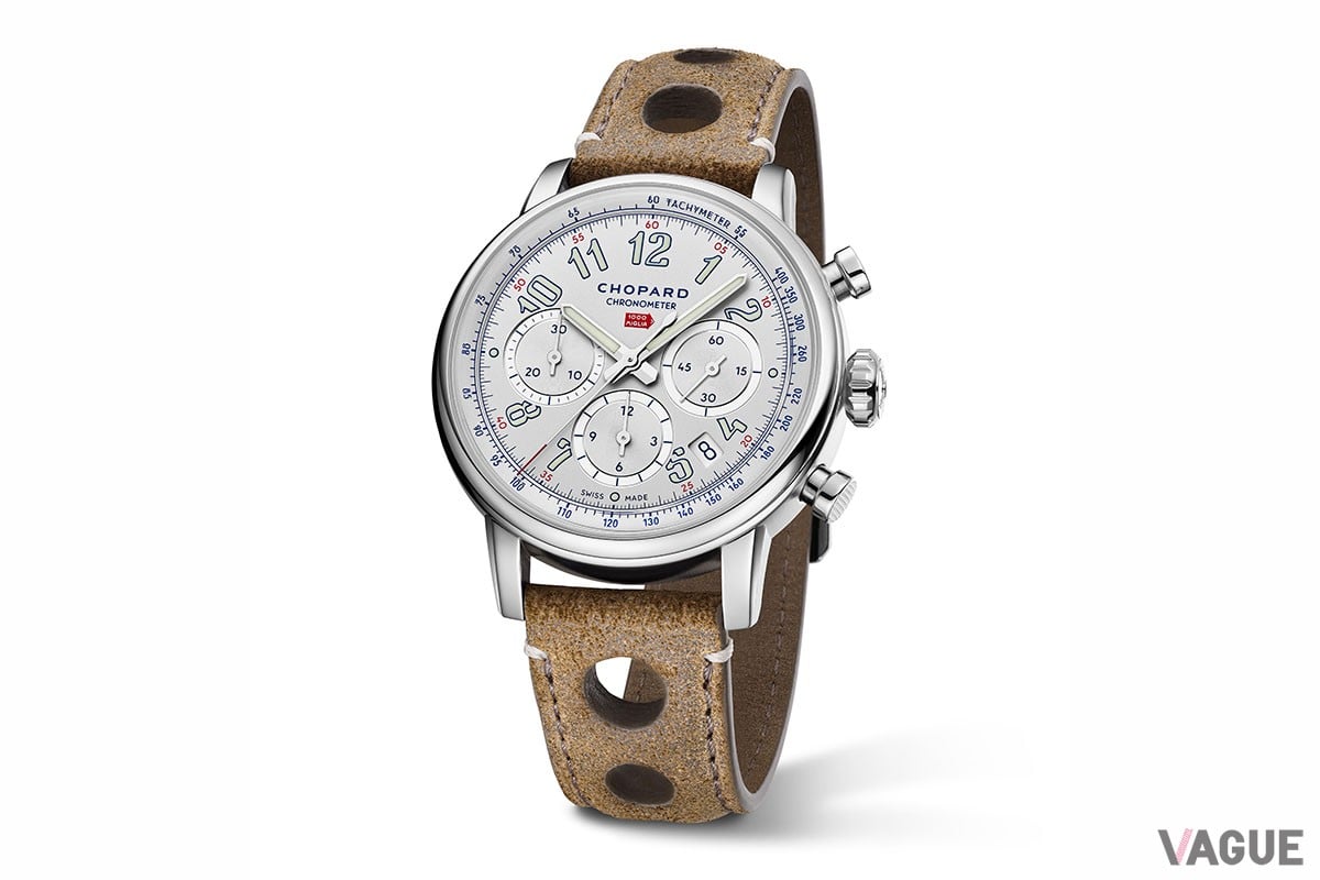 1955年にスターリング・モス卿がミッレミリアで伝説的勝利を収めてから70周年を記念して、世界限定70本で展開される限定クロノグラフ。オパーリン仕上げのシルバートーンダイヤルが、そのときにドライブした“伝説のシルバーアロー メルセデス300SLR”を彷彿させる。自動巻き、ルーセントスティール™ケース、ケース径40.5 ㎜、ケース厚12.9㎜、シースルーバック、COSC認定クロノメーター、パンチングカーフストラップ、50m防水