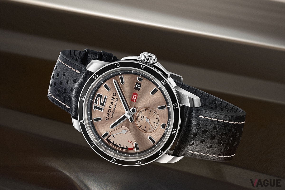 サーモンピンクカラーのダイヤルがヴィンテージテイストたっぷりのスポーティなスモールセコンドモデル。文字盤9時位置には燃料計モチーフのパワーリザーブインジケーターを搭載。その下では、COSC認定クロノメーターのショパール自社製ムーブメント、パワーリザーブ約60時間の「01.02-M」が時を刻みます。自動巻き、ルーセントスティール™ケース径43mm、ケース厚11.43mm、シースルーバック、パンチングカーフストラップ、100m防水