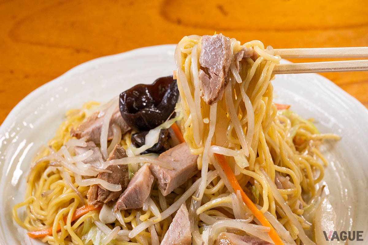 炒めた野菜と、細切りのチャーシューの存在感。旨みが強い！