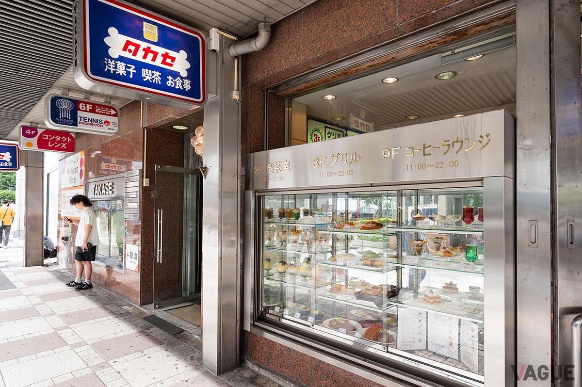 1階にあるショーケース。3階グリルとなっているのがレスト