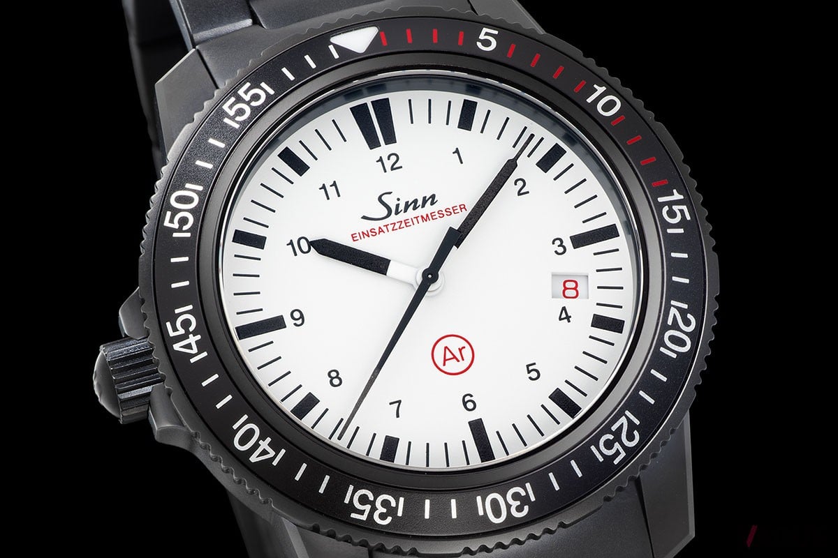 9時位置のりゅうずやダイヤル12時位置のArマークなどは「EZM 3」のアイコニックな意匠を継承。ベゼルの目盛りにはレッドの差し色を加えてデザイン上のアクセントに