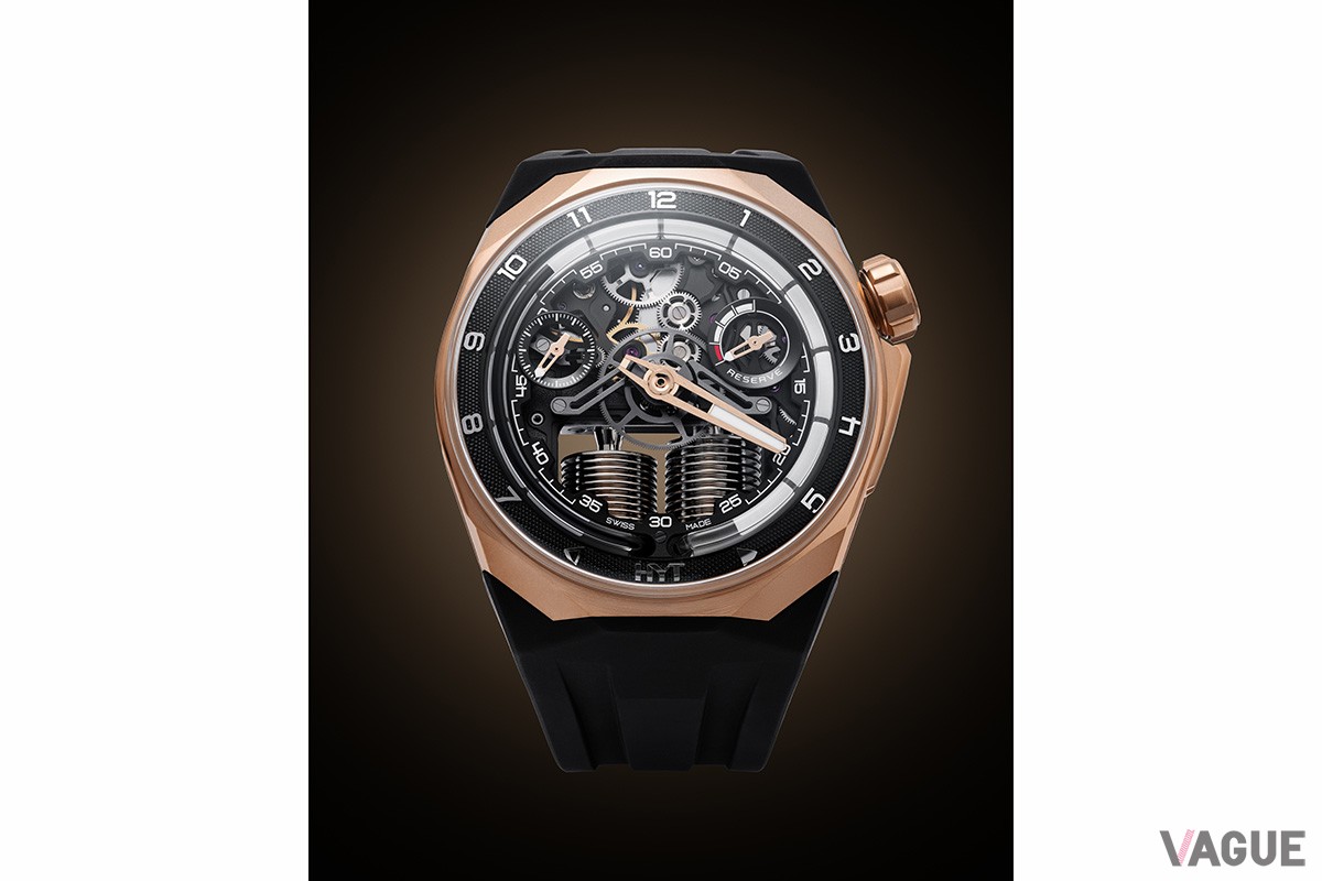 極細のガラス製チューブを流れる液体を用いた独自の表示方法はHYTのアイコン。新作ではダイヤルのブラックコーティングと色調を揃えて、黒い液体で時間を伝えている