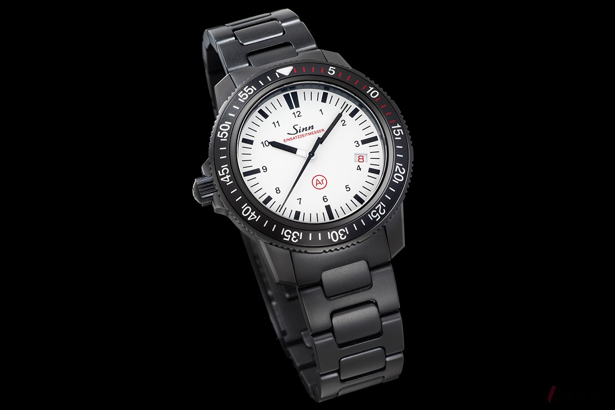 9時位置のりゅうずやダイヤル12時位置のArマークなどは「EZM 3」のアイコニックな意匠を継承。ベゼルの目盛りにはレッドの差し色を加えてデザイン上のアクセントに