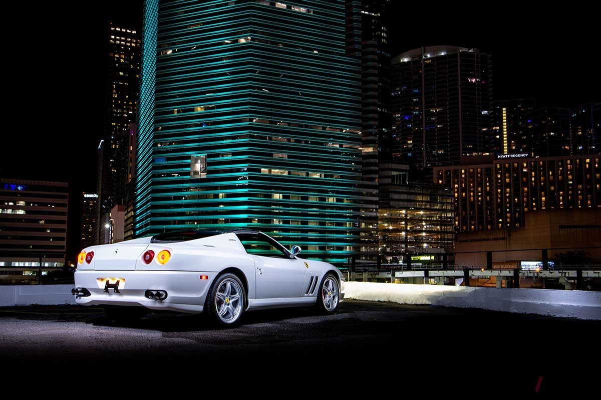 世界限定599台 20年前の「白いフェラーリ」がオークションに登場