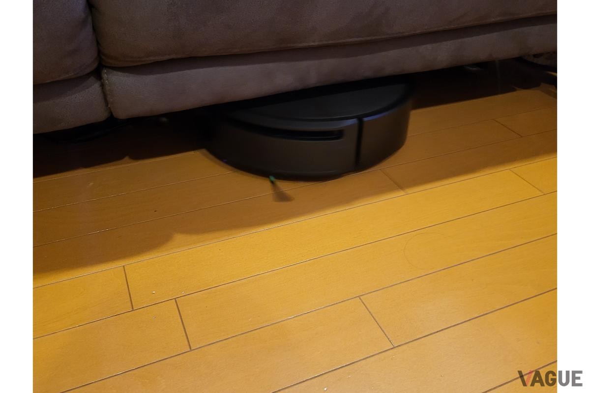 従来機より本体が高くなったが、ソファの下などにもしっかりと入っていき、ライトを照らしながら奥のホコリなども吸い込んでいく。見えないところまできれいにしてくれる