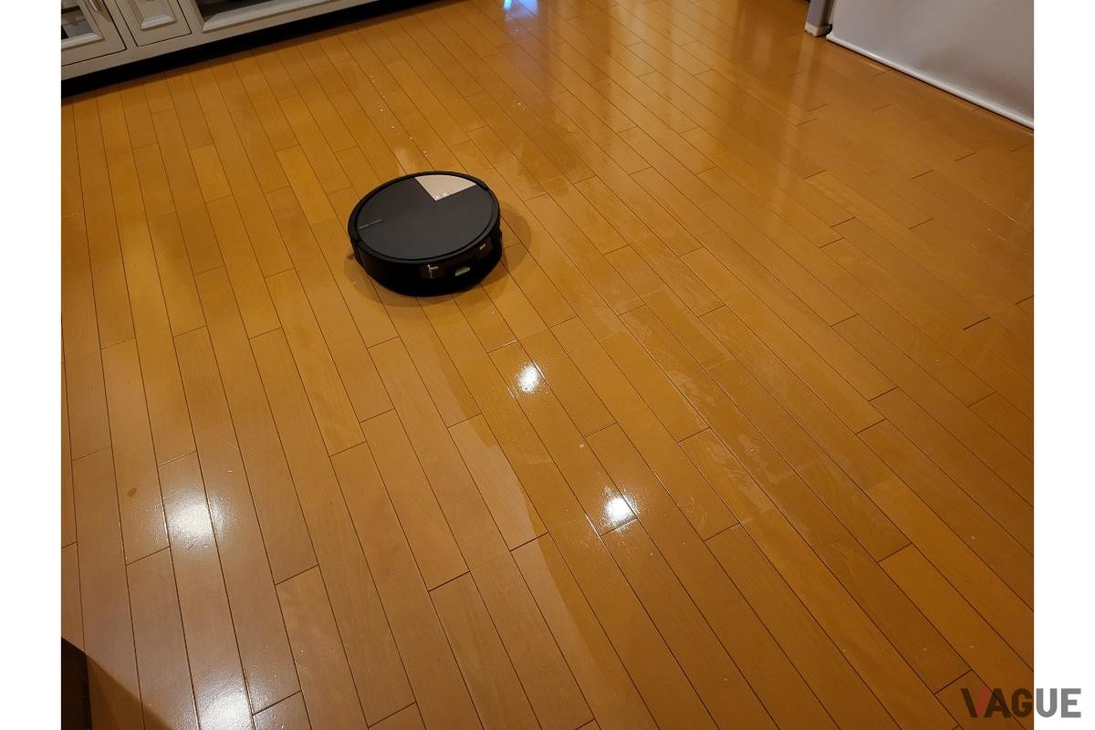 写真右側が水拭きされたフローリング部分。鏡のように部屋の様子を反射によって映し出すほどピカピカ。素足でふれてもざらつきがなく、とにかく気持ちがいい。写真左側のいつものフローリングがくすんで見える