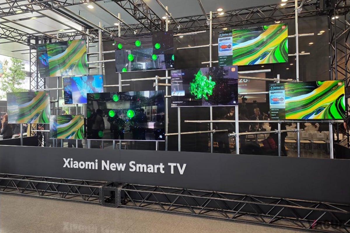 新型スマートテレビの展示 – 量子ドットMini LED搭載の「Xiaomi TV S Pro」から手頃な「Aシリーズ」まで、新しいチューナーレステレビが大型ウォールにずらりと並んだ