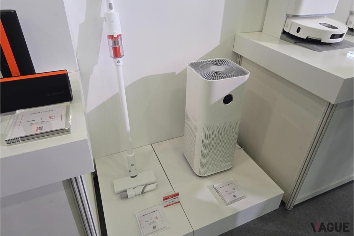 クリーン家電のラインアップ – スティック型掃除機や空気清浄機、ロボット掃除機などのクリーン家電は、シンプルな白を基調としたデザインで統一されている