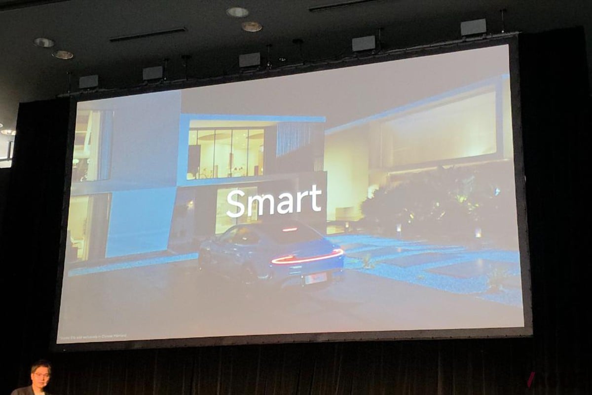 発表会では、帰宅前に家電や照明が自動で動くスマートな生活シーンを紹介する映像が投影された