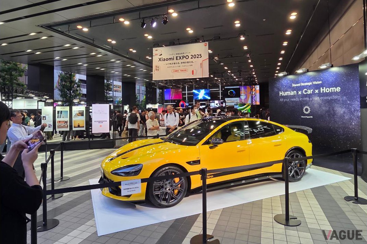 黄色い電動スポーツカー「Xiaomi SU7 Ultra」 – Human × Car × Homeを象徴する電動車が会場エントランスに展示され、多くの来場者がスマートフォンで撮影していた