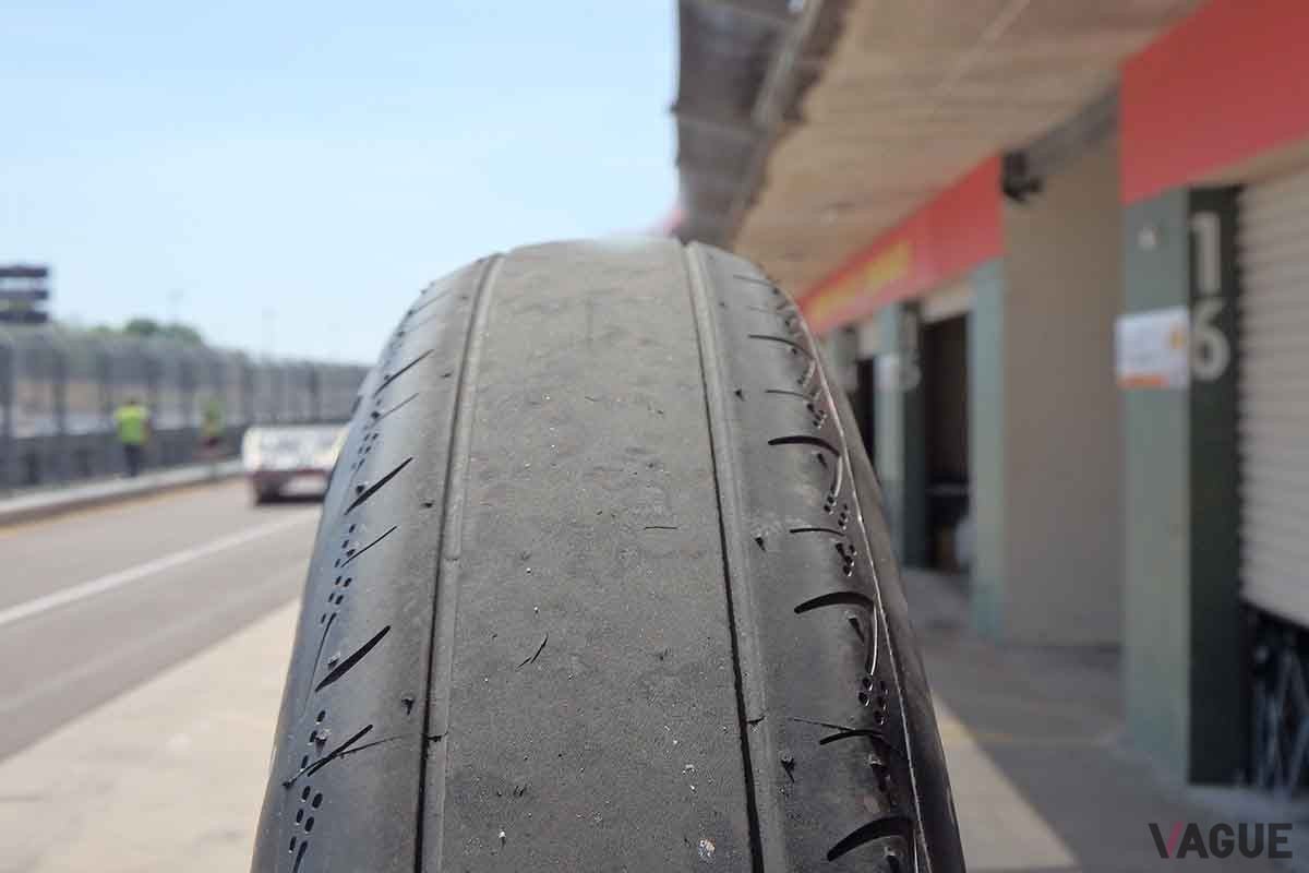 タイヤサイズはすべて「95/80R16」。横幅は100mmと細く、外径はおよそ560mm