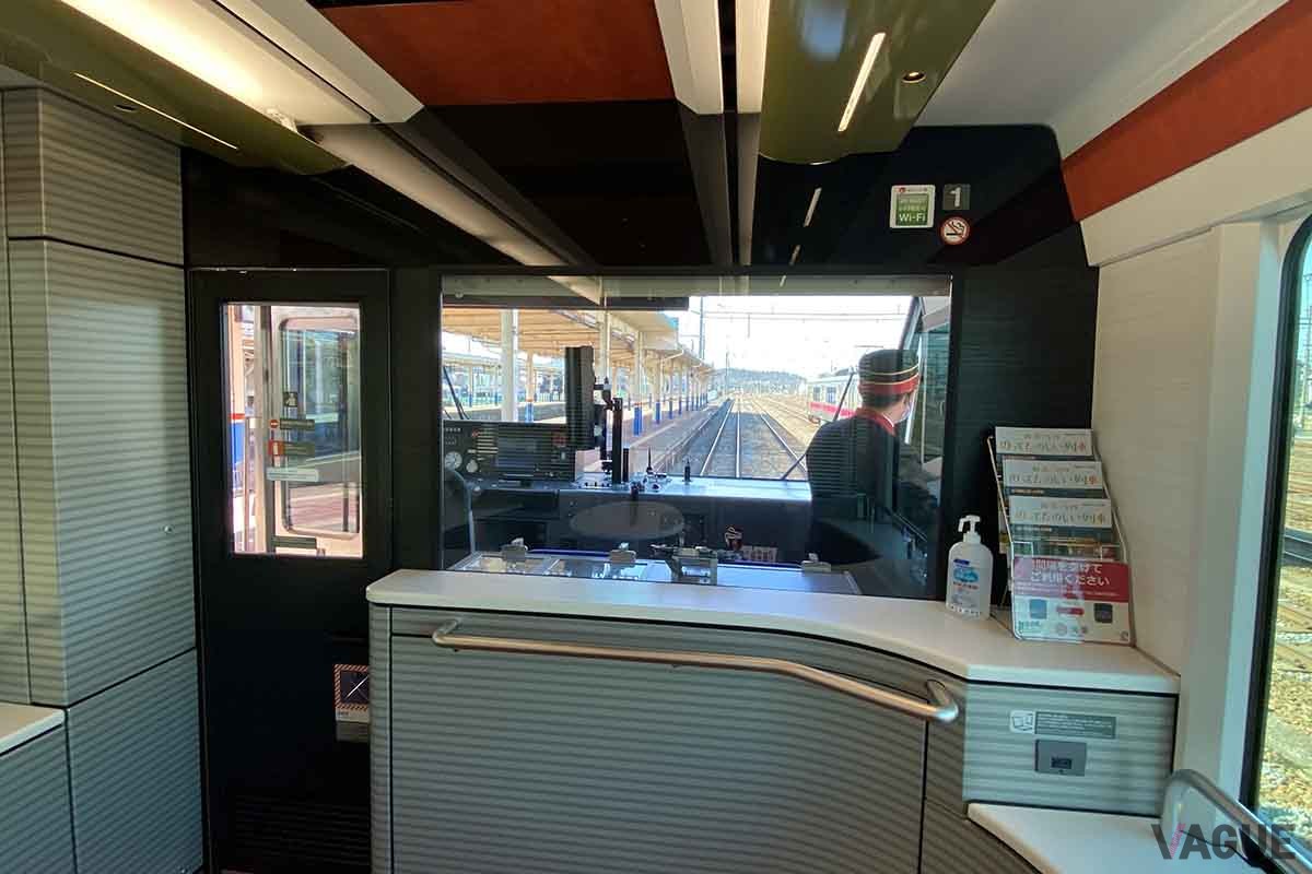 新潟駅と酒田駅（山形県）を結ぶ観光列車「海里」の1号車