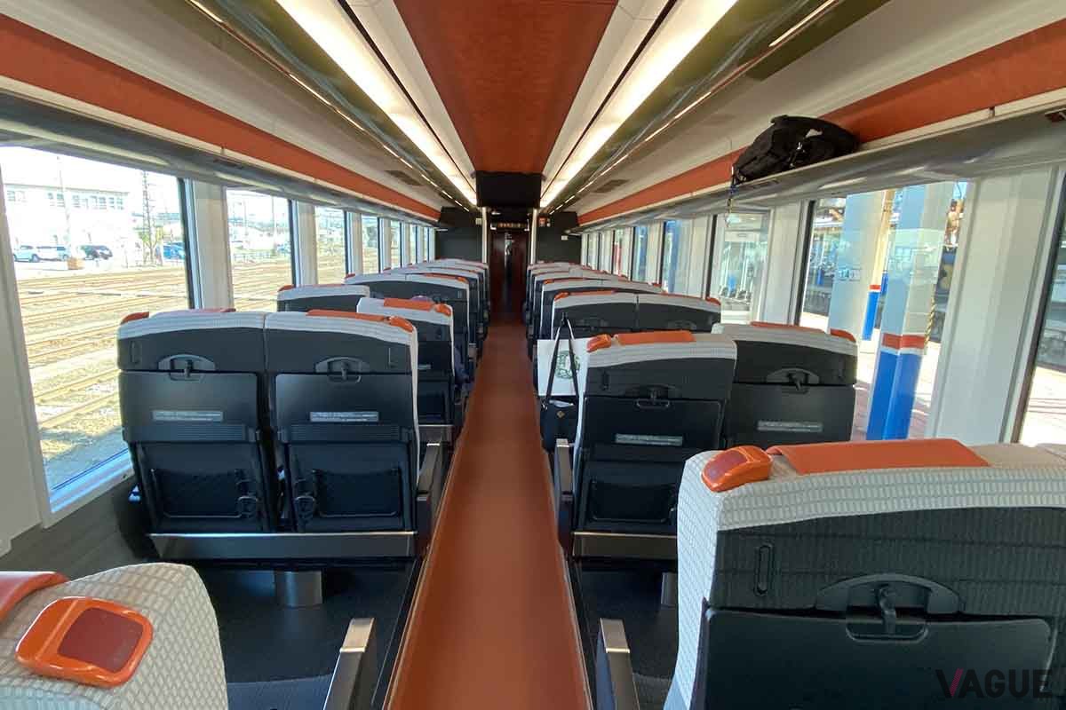 新潟駅と酒田駅（山形県）を結ぶ観光列車「海里」の1号車