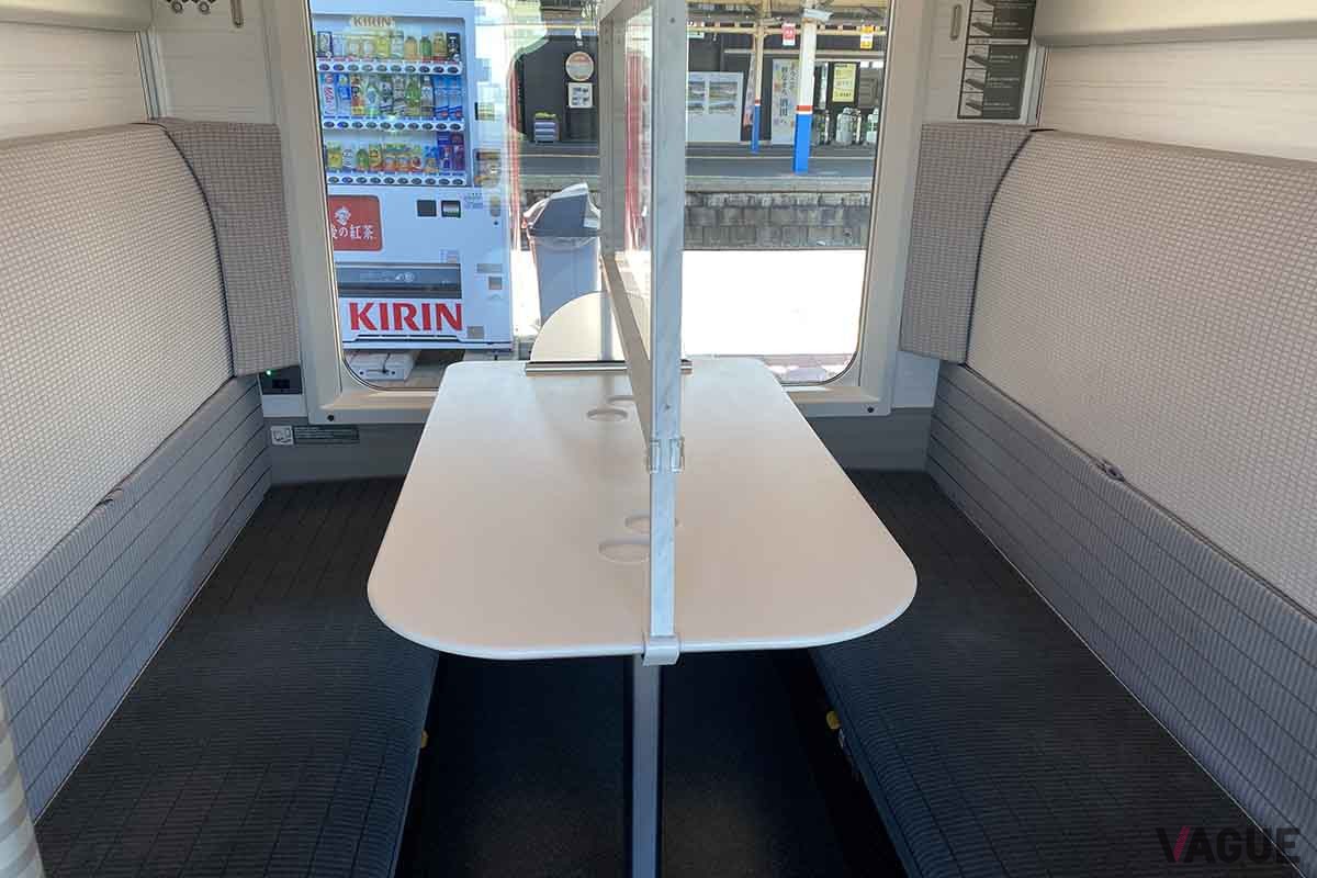 新潟駅と酒田駅（山形県）を結ぶ観光列車「海里」の2号車は4人掛けのコンパートメントシートで32席