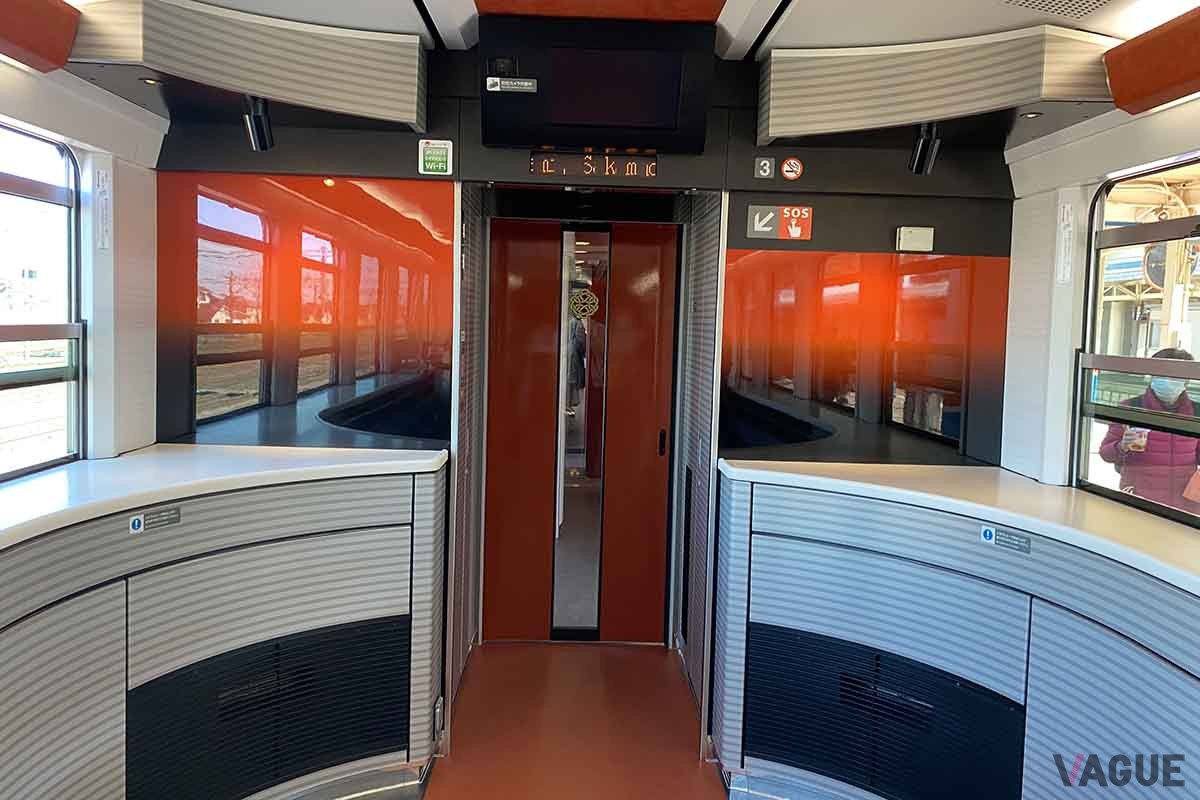 新潟駅と酒田駅（山形県）を結ぶ観光列車「海里」の室内