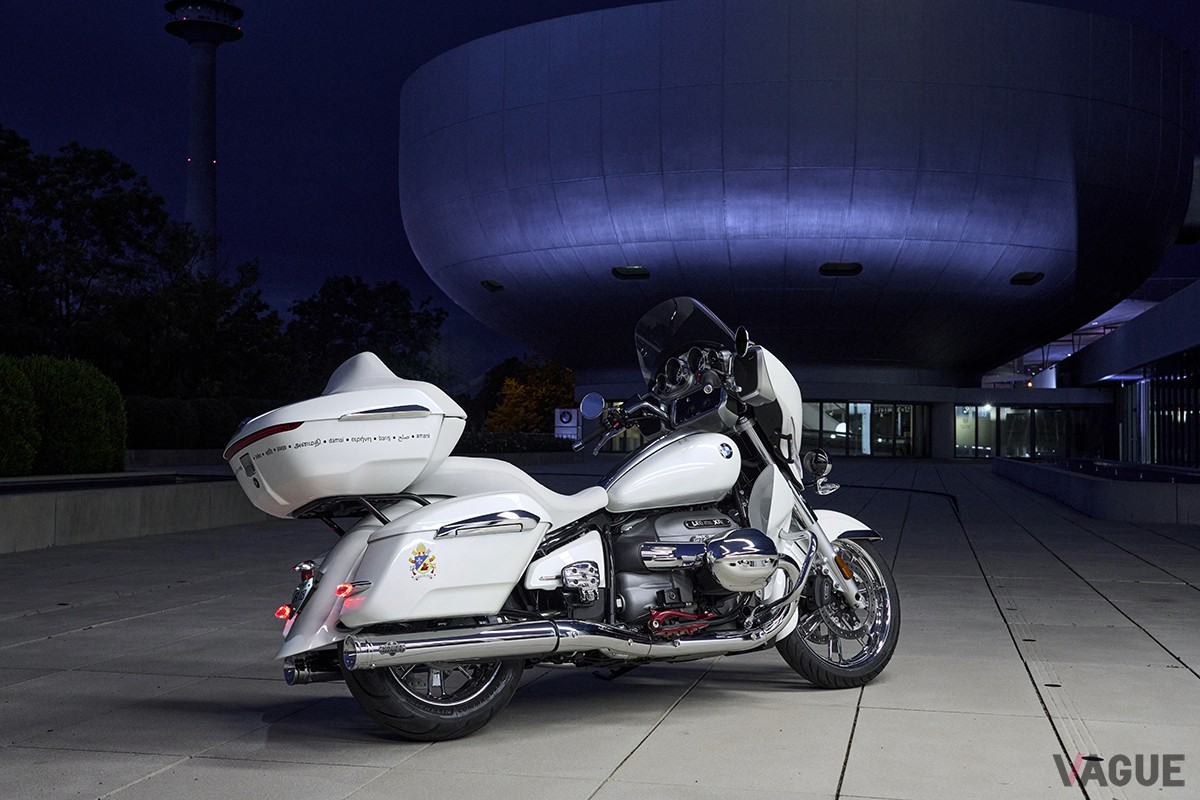 ローマ教皇レオ14世に贈呈された特別仕様のBMWモトラッド「R18トランスコンチネンタル」