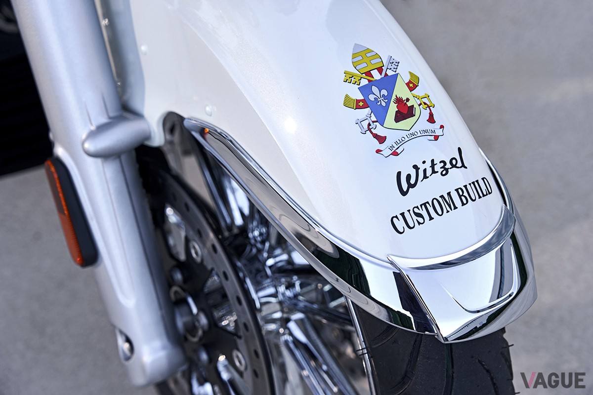 ローマ教皇レオ14世に贈呈された特別仕様のBMWモトラッド「R18トランスコンチネンタル」