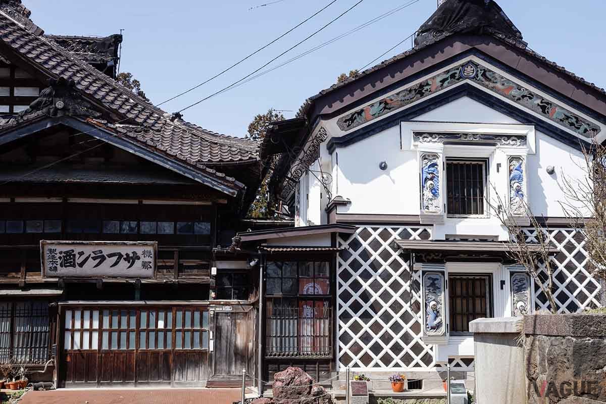 新潟県長岡市にある、古くから酒・味噌・醤油などの醸造が盛んな地域が「摂田屋」だ。土蔵をはじめとした古くからのまちなみが残っている