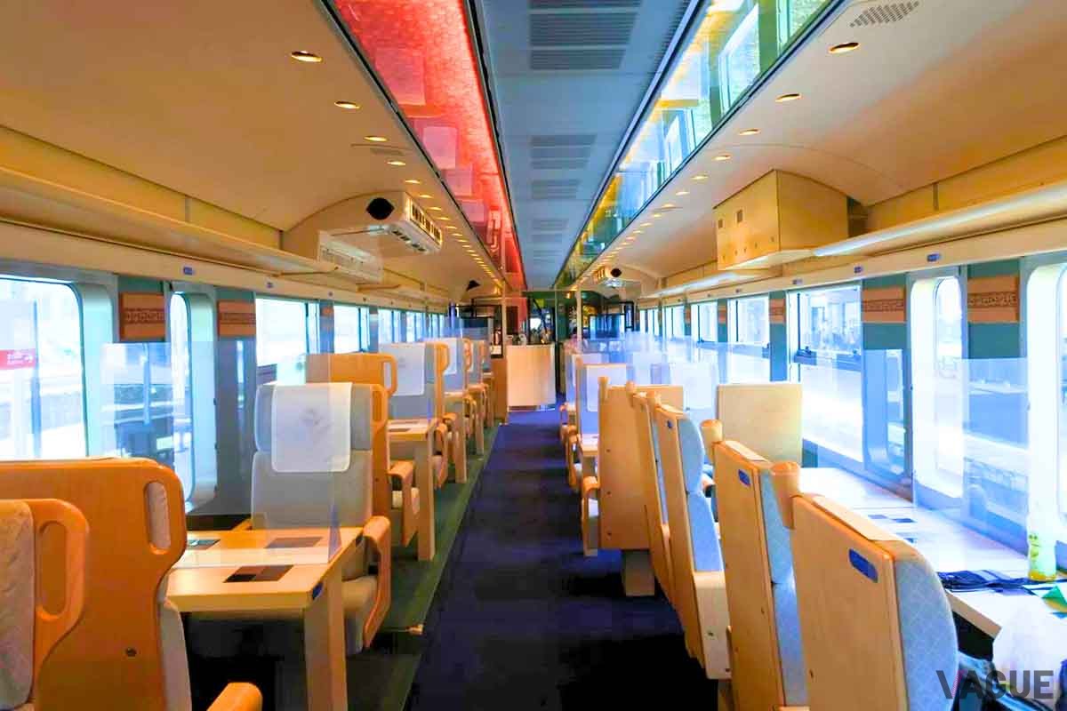 観光列車「あめつち」の車内