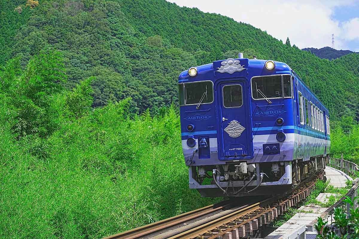 JR西日本の観光列車「あめつち」。10月4・5日の2日間限定で鳥取県の鳥取駅から岡山県の津山駅の因美線を運行する