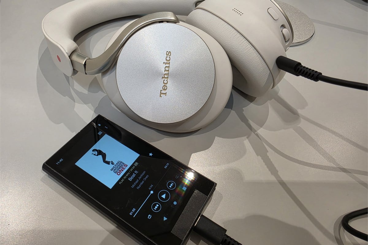 有線でプレーヤーと接続したA1000。筆者はワイヤレスから切り替えて聴き直し、音全体の表現が大きく引き上がったと感じた。接続方法を変えて同じ製品の音を確かめることも、作り込まれた音響設計を体験する入り口になる。