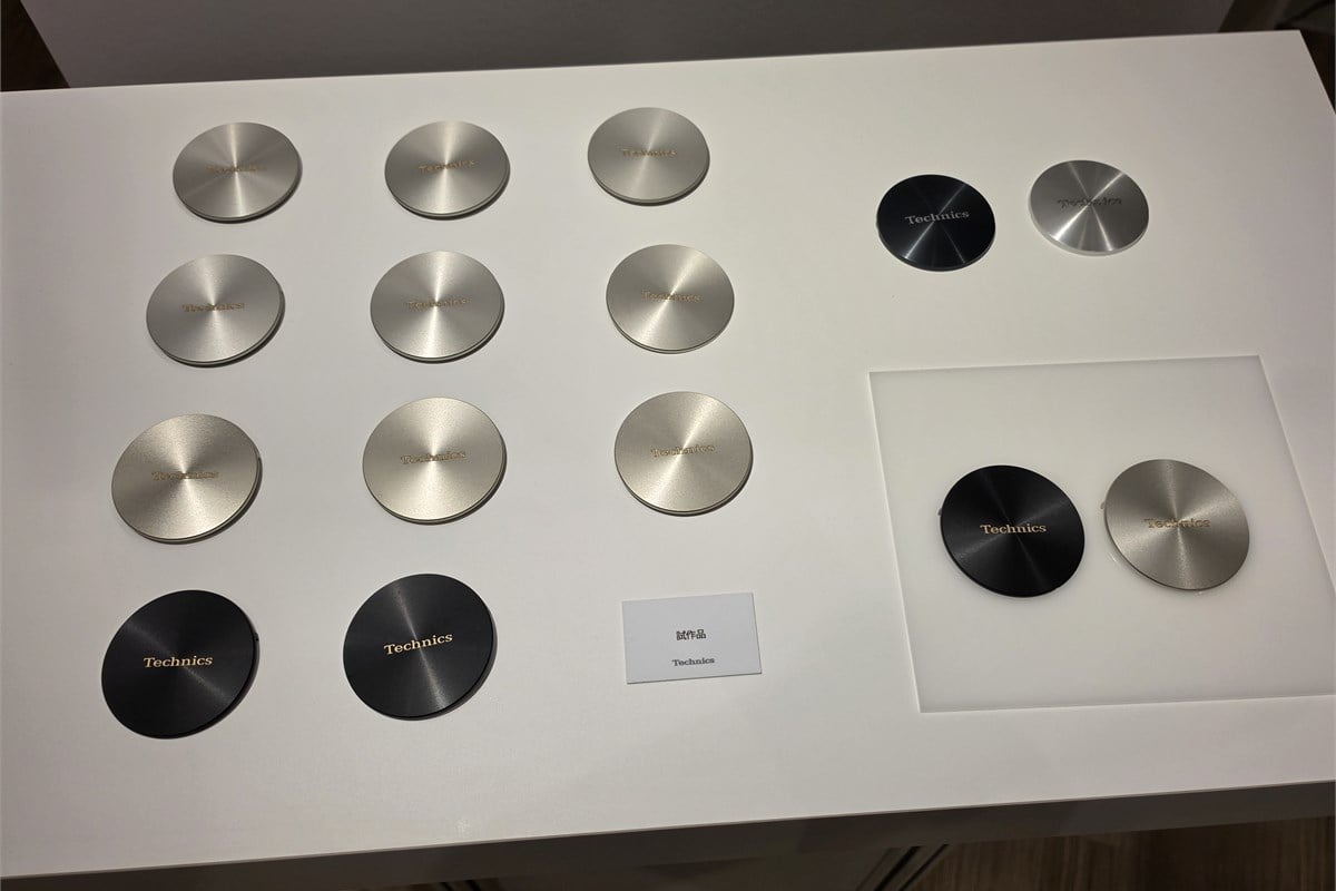 会場に並んだサーキュラーパーツの試作品。アルミに刻む溝の深さや間隔、光沢のわずかな違いが製品全体の印象を左右するため、複数の仕上げを検討した。派手さではなく、日常で自然に感じられる上質な輝きを探った跡が見える。