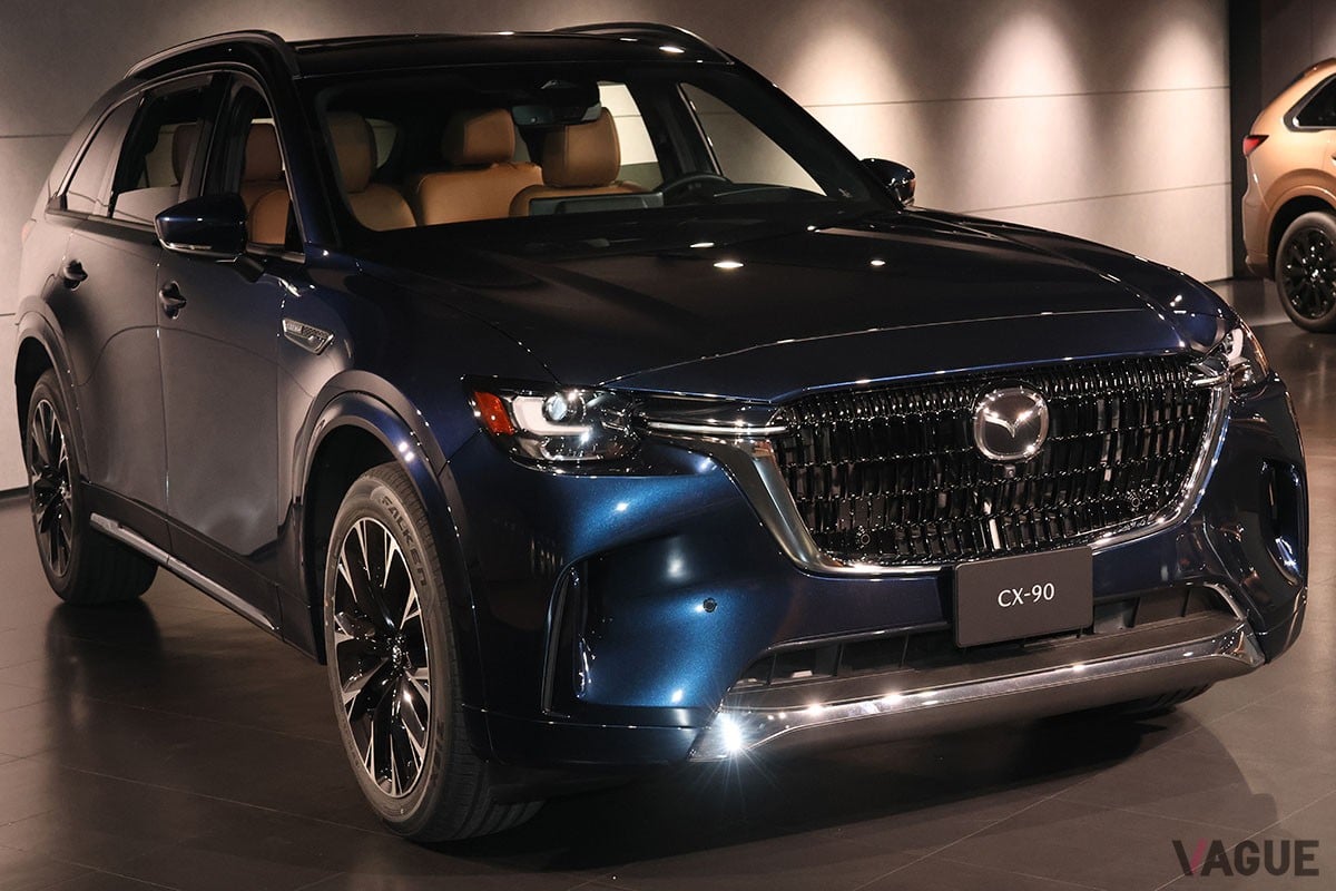 日本じゃ買えない!? マツダ発「プレミアムSUV」のディテールとは？ CX-80とは違う“ワイドボディ”がカッコいい3列シートSUV「CX-90」は何が魅力