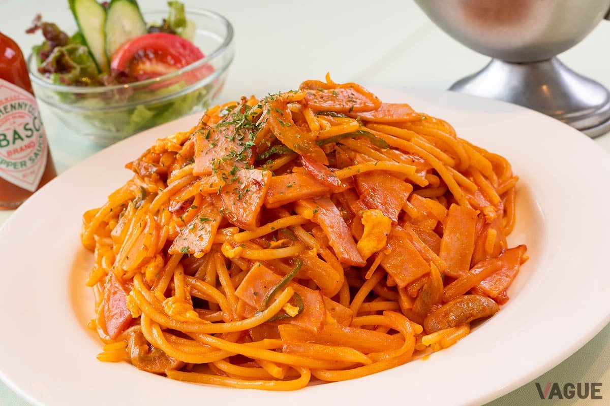 ナポリタン（サラダ付き）1000円。そうそうこの味！　と言いたくなる美味しさ