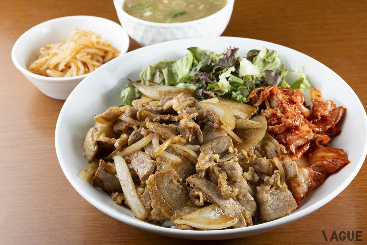 キムチカルビ丼900円。スープと副菜付き。この日はもやしの豆板醤とゴマ和え