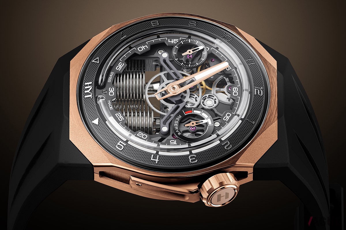 極細のガラス製チューブを流れる液体を用いた独自の表示方法はHYTのアイコン。新作ではダイヤルのブラックコーティングと色調を揃えて、黒い液体で時間を伝えている