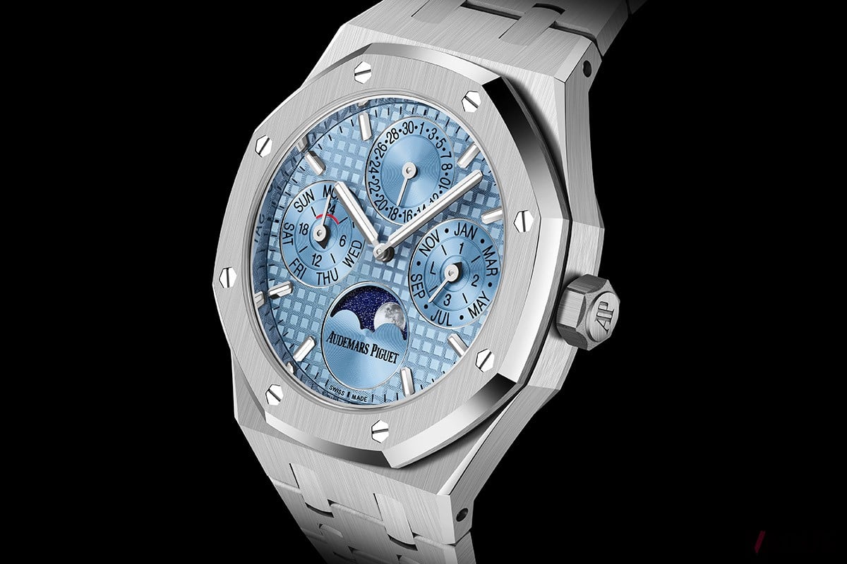 「ロイヤル オーク」のSSケースモデルは爽やかなライトブルーが知性とトレンド感を感じさせる1本。スーツスタイルの腕元にさりげなく合わせたい