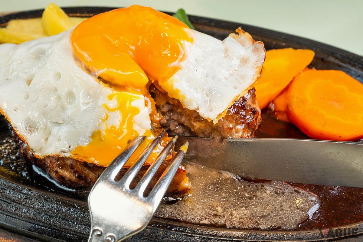 ナイフを入れると、中から肉汁が溢れ出してくる。この瞬間がたまらない！