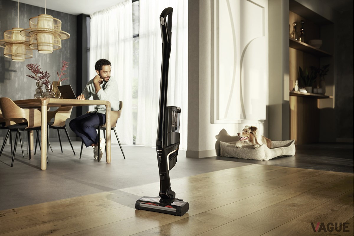 モーターを低い位置につければスタンド類を使うことなく自立可能。気になった時にすぐ使えるのはペットや小さな子どもがいる家庭にうってつけ