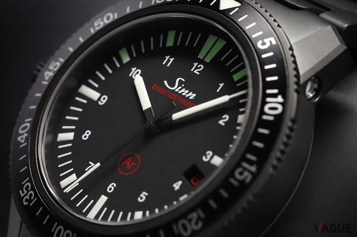 目盛りやインデックス、針の白色をマットブラックが際立たせて、自国の判読性をいっそう強化。無骨さの中に機能性と洗練が共存する稀有な一本