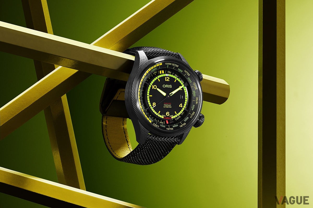 ブラックダイヤルに近未来感を感じさせるイエローとグリーン、レッドを配色。ダイナミックな配色はさすがバンフォード!