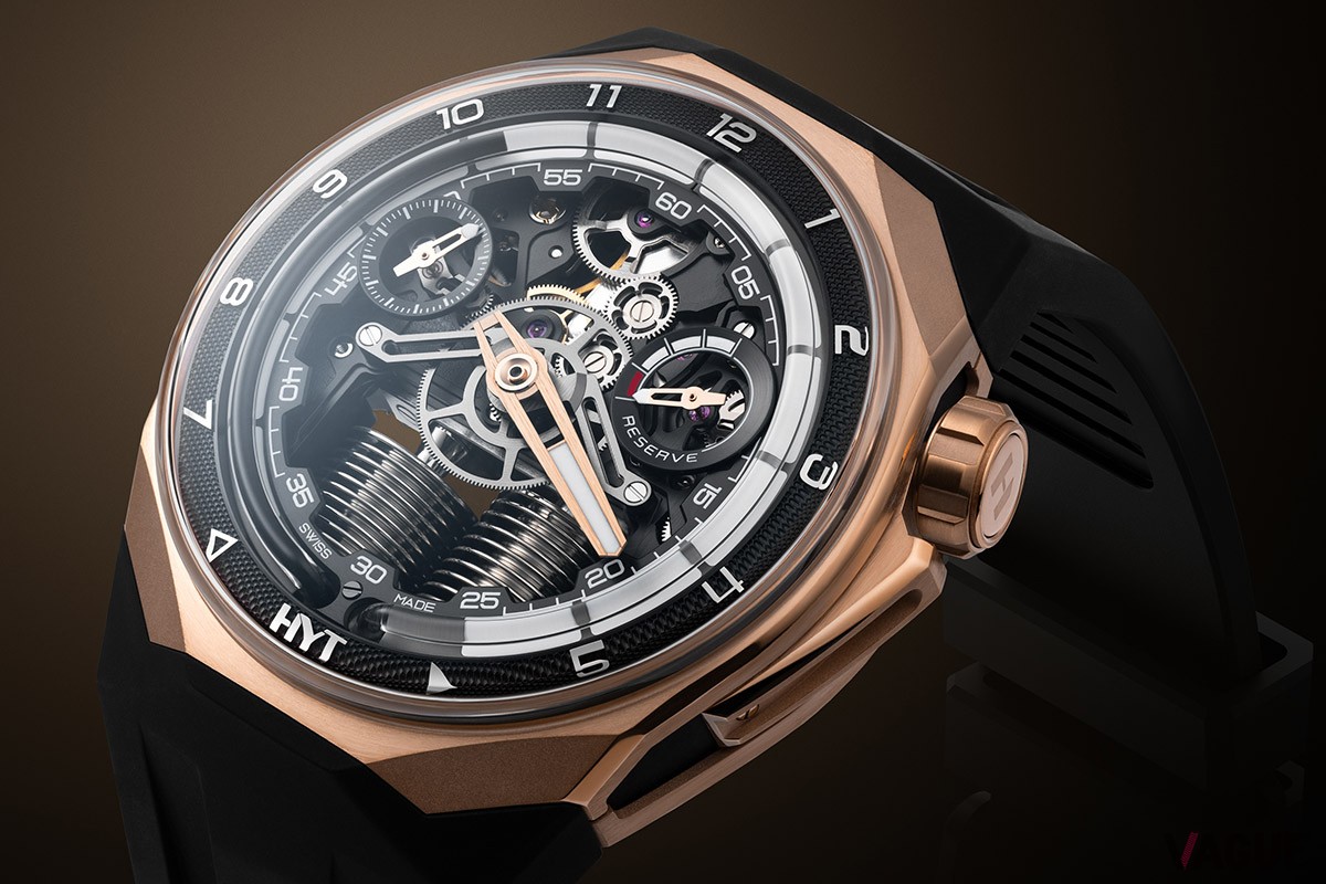 極細のガラス製チューブを流れる液体を用いた独自の表示方法はHYTのアイコン。新作ではダイヤルのブラックコーティングと色調を揃えて、黒い液体で時間を伝えている