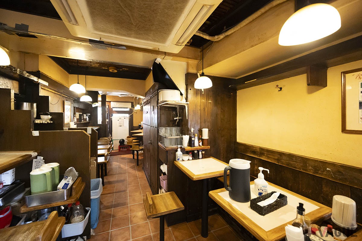 店内。扉から入ってすぐにカウンター席、奥にテーブル席がある