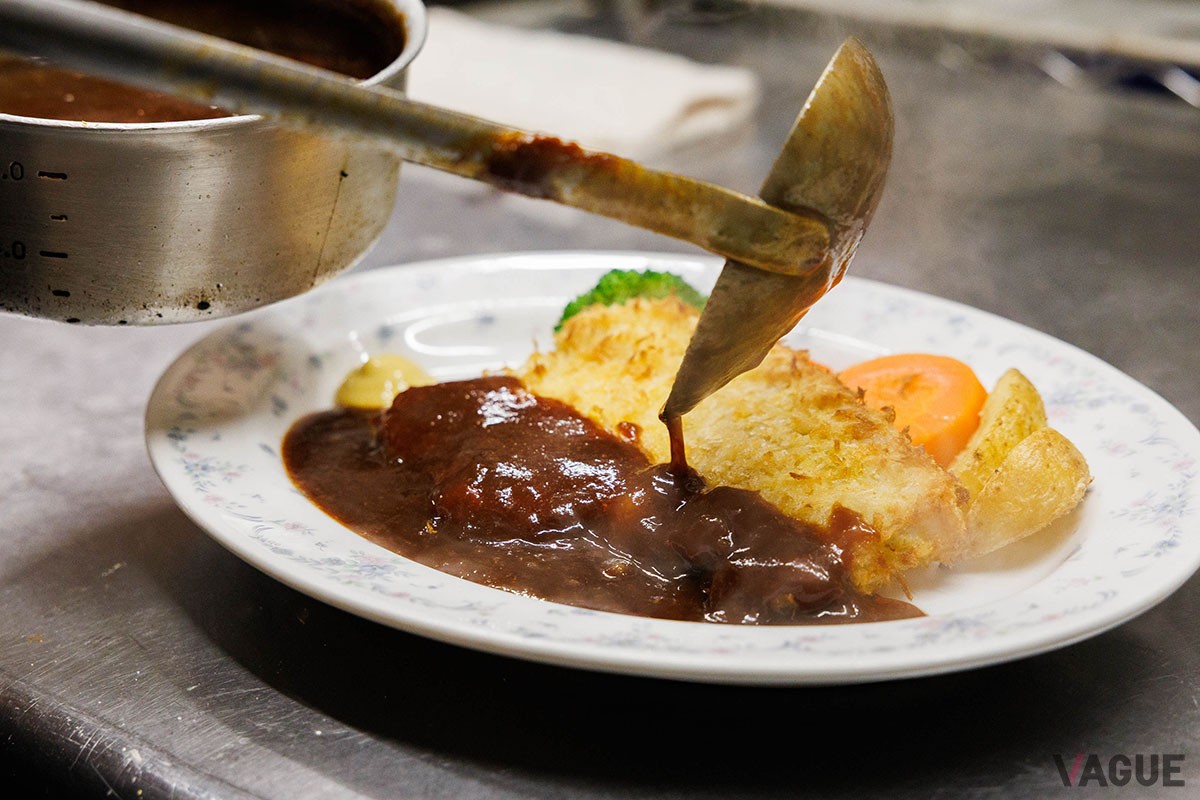 小鍋でソースを温めてからかけて完成。ちなみにこれは『焼きカツ』