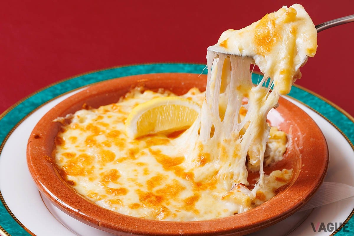 チーズの下にはマカロニやチキン、タマネギ、キノコ、タケノコ、そしてホワイトソースが。幸せな気持ちになれる一品