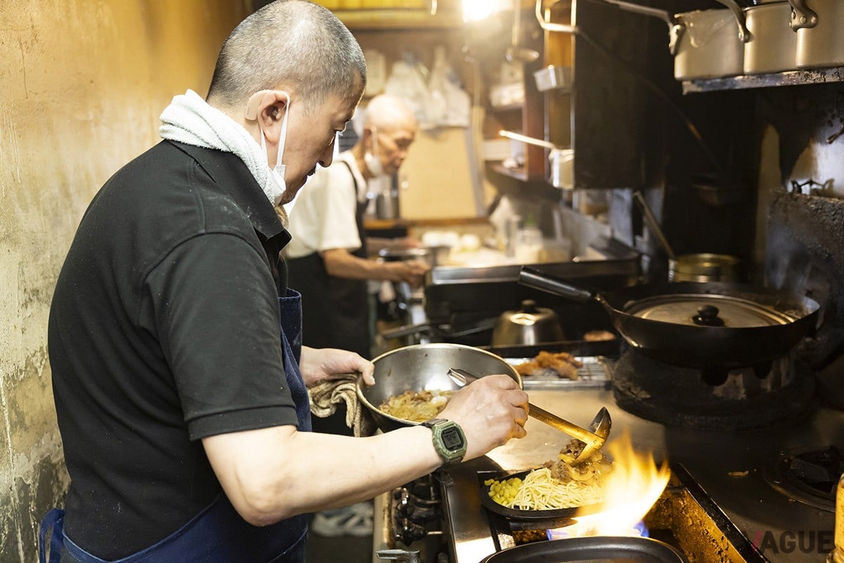 熱した鉄板にコーンとスパゲティ、その上にカロリー焼きを乗せていく