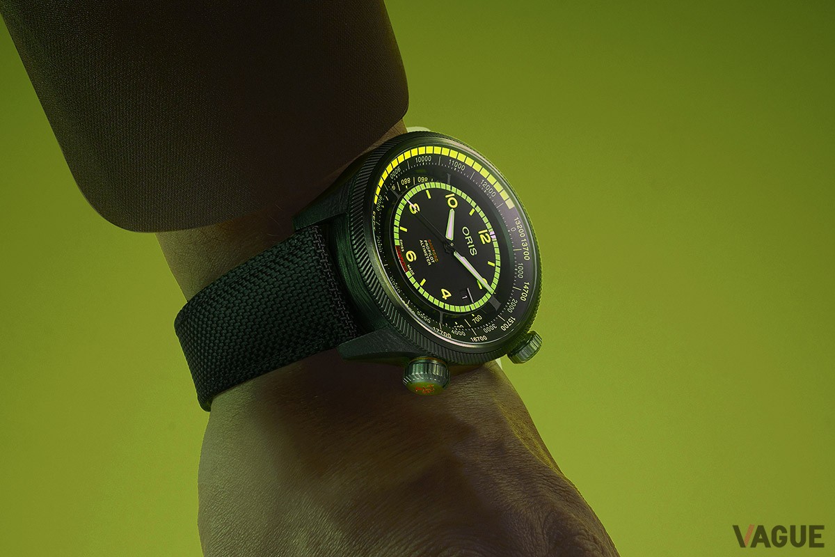 47mm径とかなりボリュームのあるサイズだが、カーボンコンポジット素材のおかげで装着感は存外に軽やか。ストラップ裏面のレザーライニングにもイエローとグリーンを採用