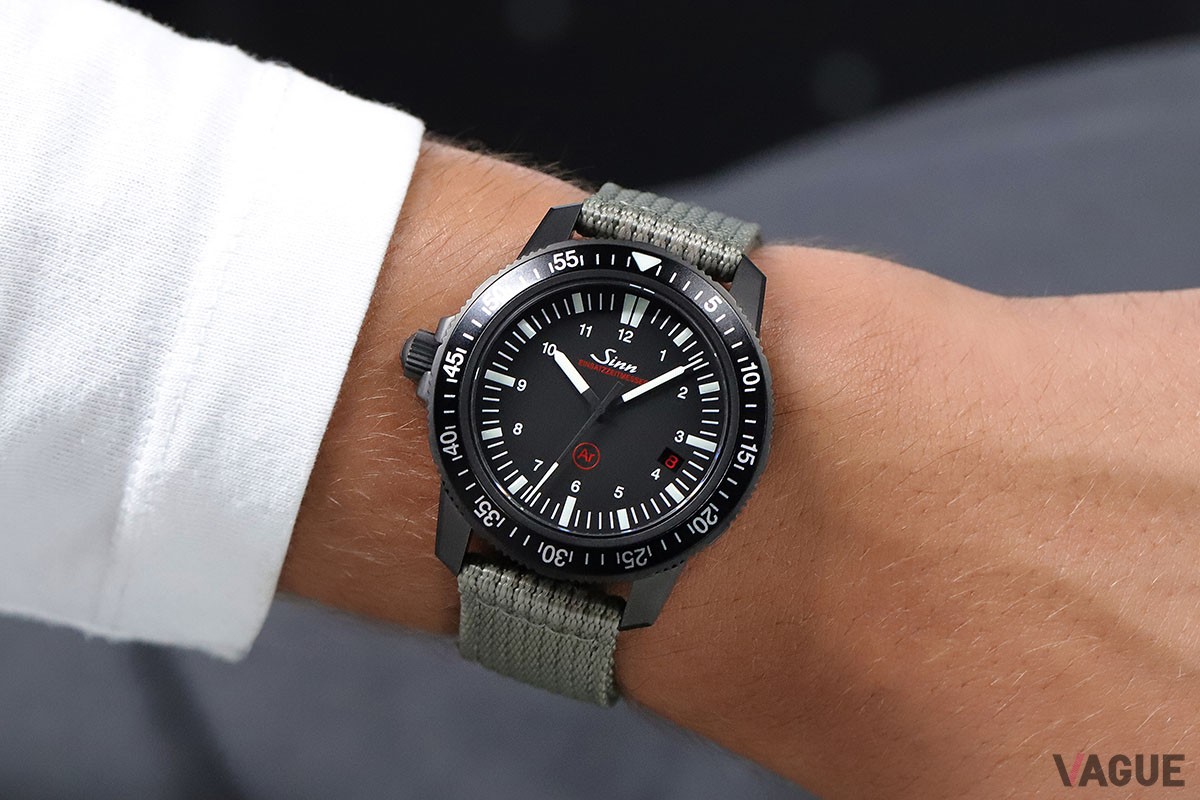 目盛りやインデックス、針の白色をマットブラックが際立たせて、自国の判読性をいっそう強化。無骨さの中に機能性と洗練が共存する稀有な一本